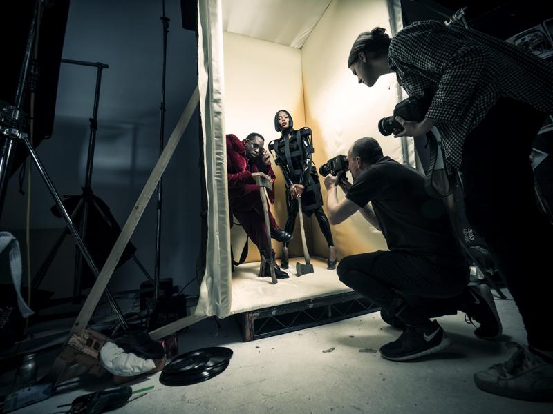 Un'immagine del backstage del Calendario Pirelli 2018 firmato da Tim Walker, ispirato a Alice nel Paese delle Meraviglie. Un'immagine del backstage del Calendario Pirelli 2018 firmato da Tim Walker, ispirato a Alice nel Paese delle Meraviglie.