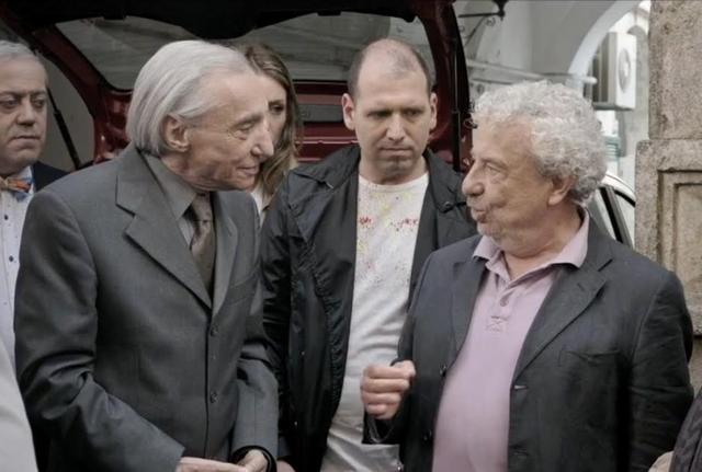 Dal film "E se mi comprassi una sedia?" Dal film "E se mi comprassi una sedia?"