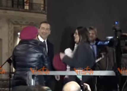 Sala si scatena con Jo Squillo. Donne si alzano la gonna per protesta. VIDEO