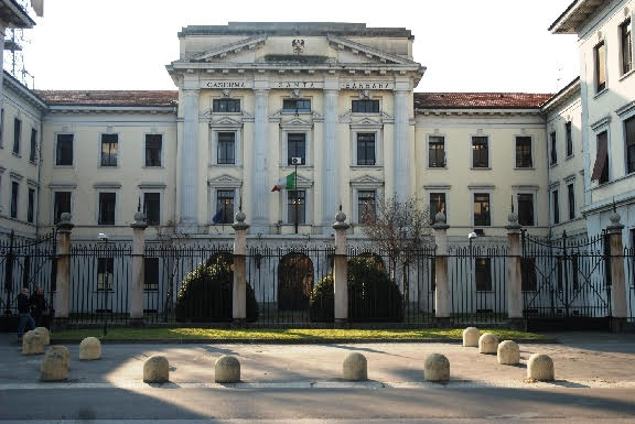 CASERMA SANTA BARBARA La Caserma Santa Barbara è uno dei complessi militari più grandi e prestigiosi d'Italia. Inserita nella programmata espansione cittadina degli anni ’20 e ’30 che prevedeva infatti la creazione di nuovi quartieri periferici altamente specializzati, la Caserma è stata sede fino al 2016 per 85 anni della leggendaria batteria a cavallo “Voloire” (ora trasferiti a Vercelli), Reggimento di Artiglieria con storia a Milano da quasi 130 anni. Ad oggi la Caserma è sede del 1° Reggimento Trasmissioni e del 2° Gruppo del Reggimento Artiglieria a Cavallo. Apertura: Sabato 25 e Domenica 26, ore 10 – 18 (ultimo ingresso ore 17.30)
