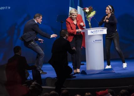 Marine Le Pen, incidenti al comizio. Femen sul palco e deputato aggredito.Foto