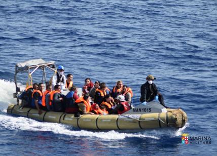 Sea-Watch lancia l'allarme: gommone in avaria. Molti in mare