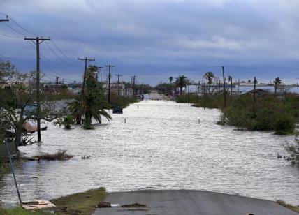 Harvey: almeno 5 morti, fiumi d'acqua a Houston.Trump dichiara stato emergenza