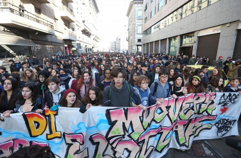 Milano, la manifestazione degli studenti Milano, la manifestazione degli studenti