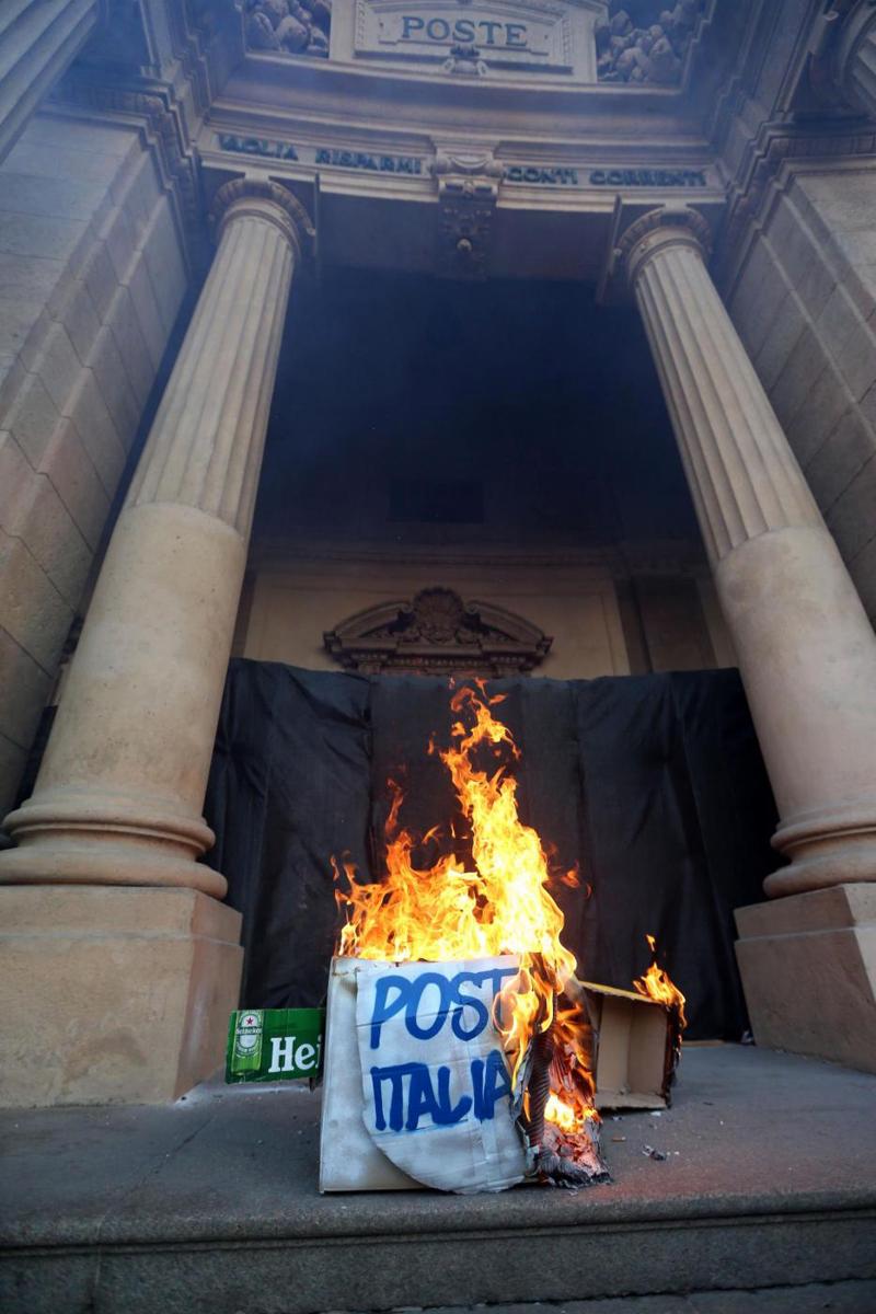 Milano, la manifestazione degli studenti Milano, la manifestazione degli studenti