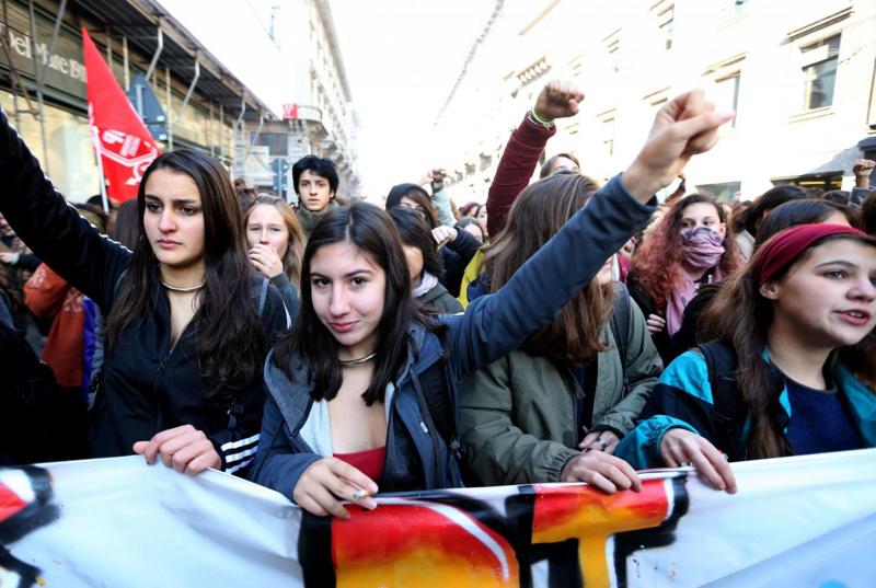 Milano, la manifestazione degli studenti Milano, la manifestazione degli studenti