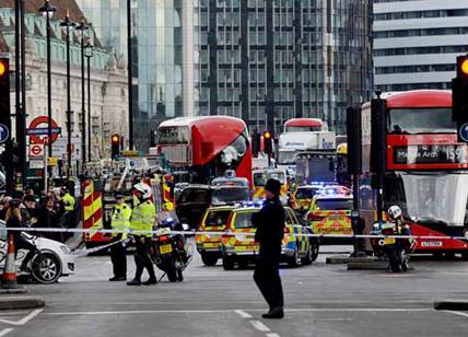 Attacco a Londra, auto sulla folla e spari davanti al parlamento. LE FOTO