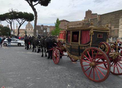 Sposa russa esagerata, bloccata con carrozza del '700 al Colosseo