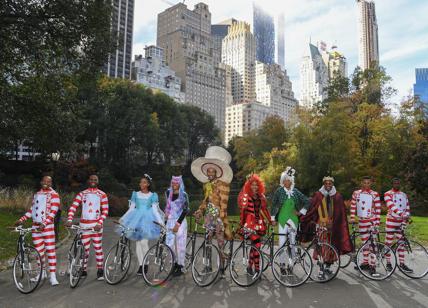 Pirelli in bici con Alice in Central Park per il Calendario 2018