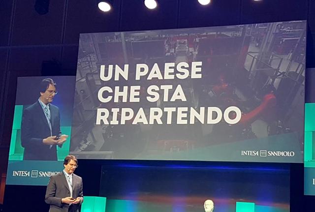 Il responsabile Divisione Banca e Territori Stefano Barrese alla presentazione dell'evento Sharing Italy al grattacielo Intesa Sanpaolo a Torino. Il responsabile Divisione Banca e Territori Stefano Barrese alla presentazione dell'evento Sharing Italy al grattacielo Intesa Sanpaolo a Torino.