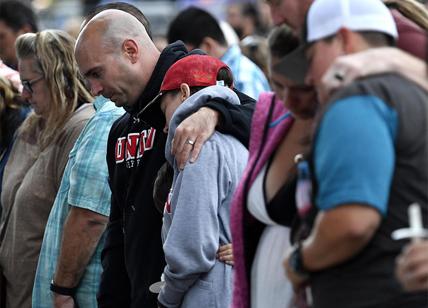 Il dolore del giorno dopo: strage al concerto country a Las Vegas.