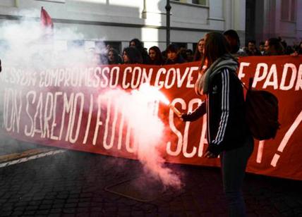 8 marzo, corteo degli studenti a Milano: "Educazione sessuale libera"