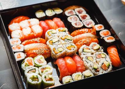 Sushi, sushi e ancora sushi: poi ecco cosa ha trovato nel suo intestino