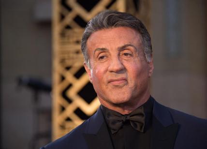 Molestie, Sylvester Stallone sotto accusa: sesso a 3 con una 16enne