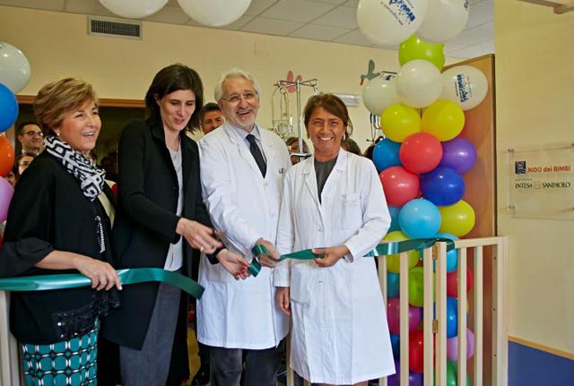 Il sindaco di Torino Chiara Appendino taglia il nastro dell’asilo nido del reparto di Oncoematologia pediatrica del Regina Margherita di Torino, sostenuto da Intesa Sanpaolo. Il sindaco di Torino Chiara Appendino taglia il nastro dell’asilo nido del reparto di Oncoematologia pediatrica del Regina Margherita di Torino, sostenuto da Intesa Sanpaolo.