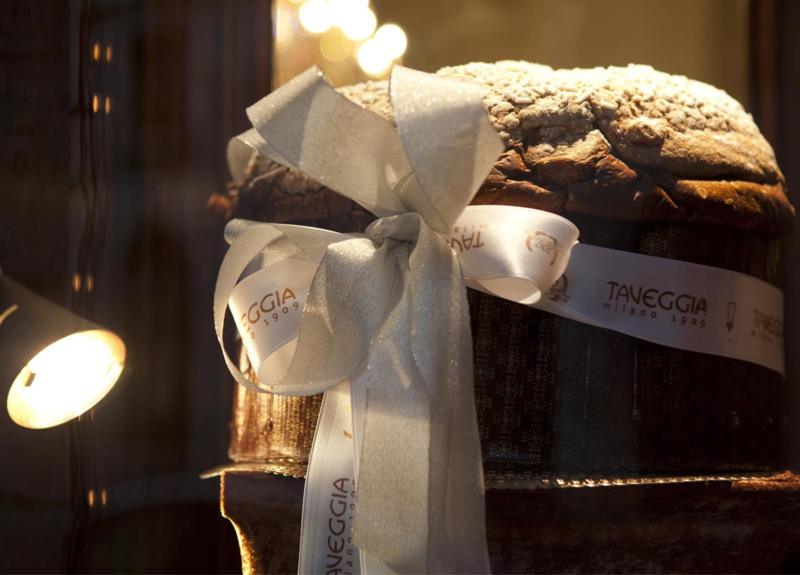 TAVEGGIA - Dal 1909 i pasticceri della storica Taveggia interpretano la tradizionale ricetta del panettone prestando particolare cura alla selezione degli ingredienti, utilizzando solamente farina di grano tenero, lievito naturale, burro di altissima qualità, uova fresche e frutta candita rigorosamente da mani esperte. Il mastro pasticcere consiglia di prima di tagliarlo di riporlo davanti al tepore di un camino, per poi gustarlo insieme alla famiglia o agli amici. Taveggia - via Visconti di Modrone, 2 Milano