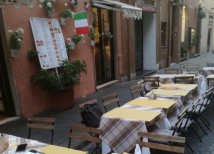 Tavolini salva Covid per ristoranti: Raggi fa dietrofront: “Si può fare ma”