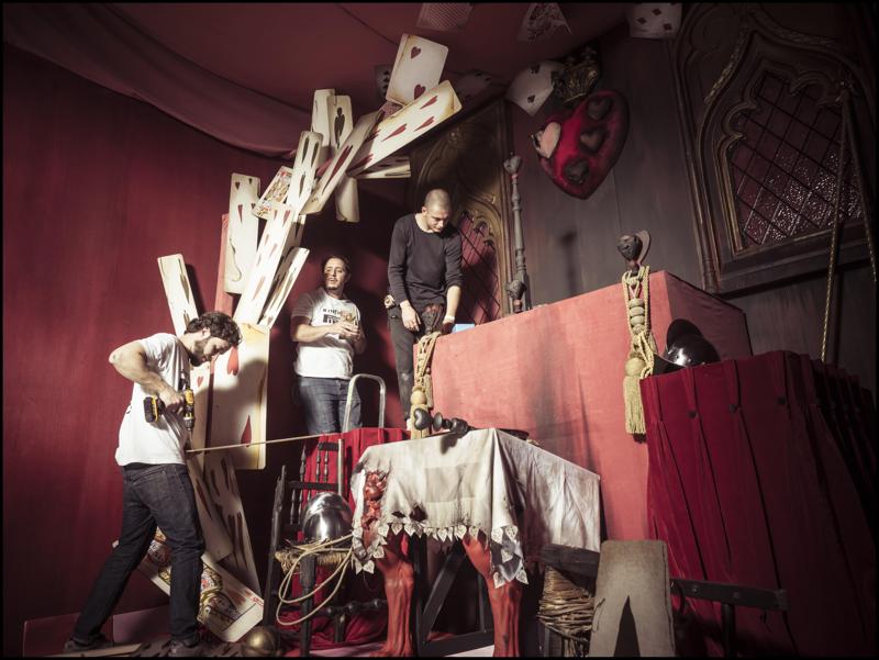 Un'immagine del backstage del Calendario Pirelli 2018 firmato da Tim Walker, ispirato a Alice nel Paese delle Meraviglie. Un'immagine del backstage del Calendario Pirelli 2018 firmato da Tim Walker, ispirato a Alice nel Paese delle Meraviglie.