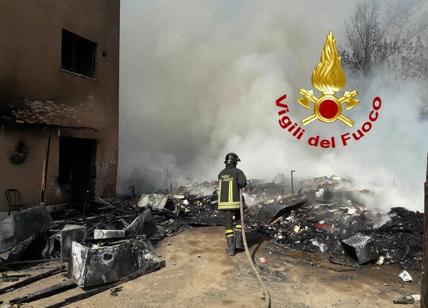 Incendio a Tor Cervara, in fiamme un cumulo di rifiuti: evacuata palazzina