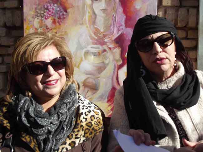 Mounira insieme ad una amica Mounira insieme ad una amica