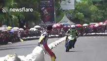 Lo fanno cadere durante la gara, ecco la vendetta del motociclista