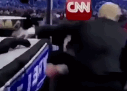 Donald Trump 'picchia' la Cnn. Clamoroso video del presidente Usa
