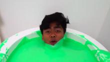 La "slime bath challenge", l'ultima frontiera della slime mania