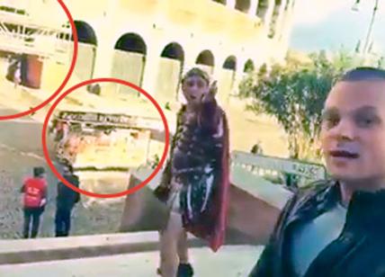 Colosseo, centurioni aggrediscono turista. Ma il video è vecchio di due anni