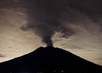 Bali, vulcano Agung fa paura. Si teme l'eruzione. Allarme in Indonesia