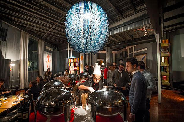 55 MILANO. Ogni giorno, a partire dalle 18, il FiftyFive Milano (ex Roialto) di via Piero della Francesca vi stupirà con un aperitivo al top. Le diverse isole di degustazione vi aspettano per offrirvi un delizioso viaggio attraverso gusti e sapori: dieci angoli gastronomici, gestiti da dieci chef, dove gustare le prelibatezze fino 22:30. Da novembre ad aprile il FiftyFive Milano ospita anche l'esperienza di un aperitivo all'aperto, in un ambiente confortevole e riscaldato, nella magnifica terrazza esterna - la più grande della città. Oltre 600 metri quadri nella raffinata terrazza invernale vi stupiranno con un aperitivo esclusivo capace di ospitare oltre 300 persone. 55 MILANO - VIA PIERO DELLA FRANCESCA, 55 MILANO Tel. 02/34936616. www.55milano.com