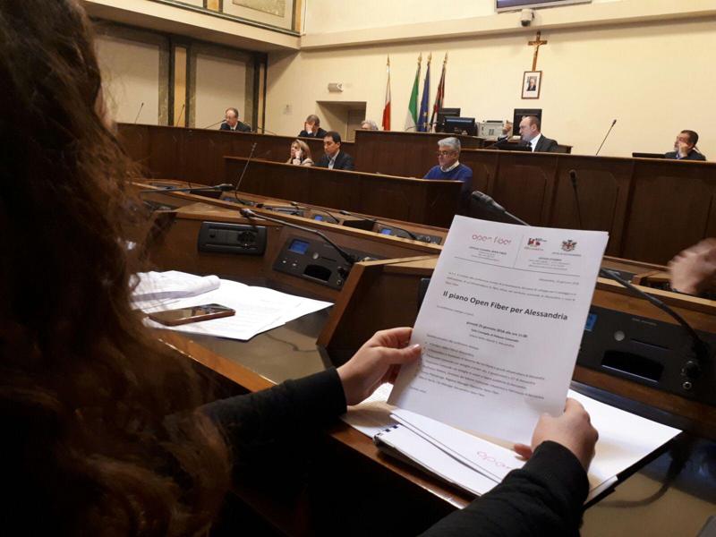 Un momento della presentazione della convenzione siglata da Open Fiber con la città di Alessandria, dove una nuova rete a banda ultra larga assicurerà il massimo delle performance nella navigazione web. Un momento della presentazione della convenzione siglata da Open Fiber con la città di Alessandria, dove una nuova rete a banda ultra larga assicurerà il massimo delle performance nella navigazione web.