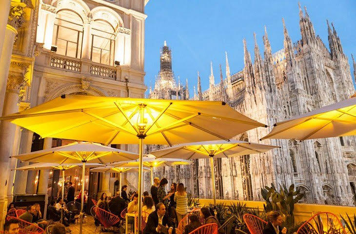 TERRAZZA APEROL. Nel cuore della città, “Terrazza Aperol” è un punto d’incontro tra i più suggestivi di Milano. Posizionato al secondo piano dello store Autogrill, in piazza Duomo, il lounge bar ha un design color arancione Aperol con un fantastico affaccio sulla piazza per un aperitivo davvero suggestivo. Non poteva mancare il celebre Aperol Spritz, il re dei cocktail milanesi. Aperitivo tutti i giorni dalle 18.00 alle 22.00. TERRAZZA APEROL • Piazza del Duomo, Milano Tel. +39 02 8633 1959 -www.terrazzaaperol.it