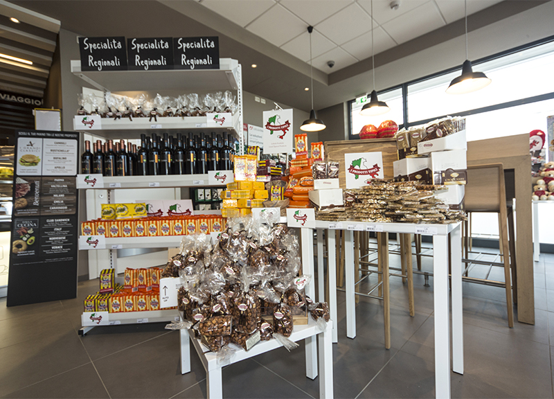 Prodotti tipici in vendita all'Acafé Autogrill, nella nuova area di servizio Adda Sud sulla BreBeMi.