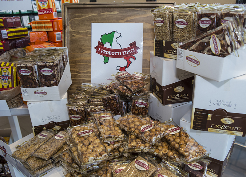 Prodotti tipici in vendita all'Acafé Autogrill, nella nuova area di servizio Adda Sud sulla BreBeMi.
