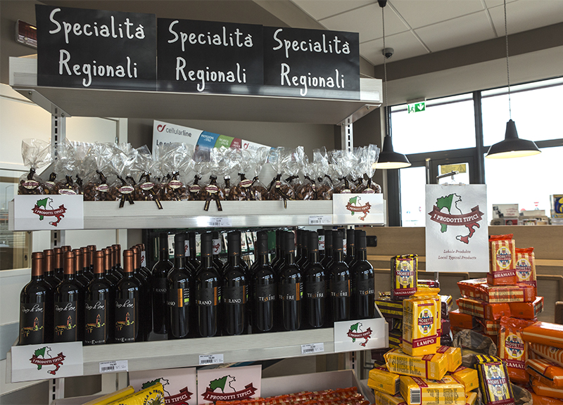 Prodotti tipici in vendita all'Acafé Autogrill, nella nuova area di servizio Adda Sud sulla BreBeMi.