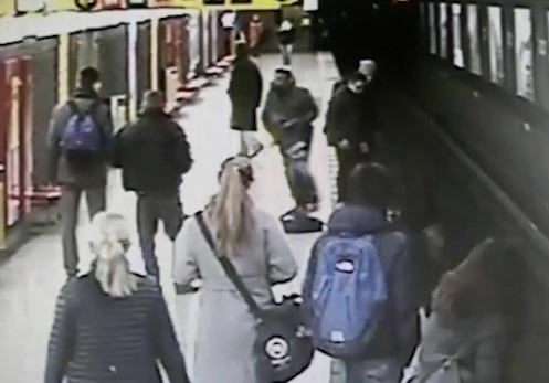 Bambino si getta sui binari della metropolitana di Milano