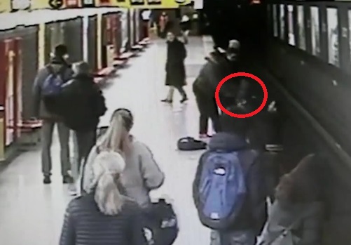 Bambino si getta sui binari della metropolitana di Milano