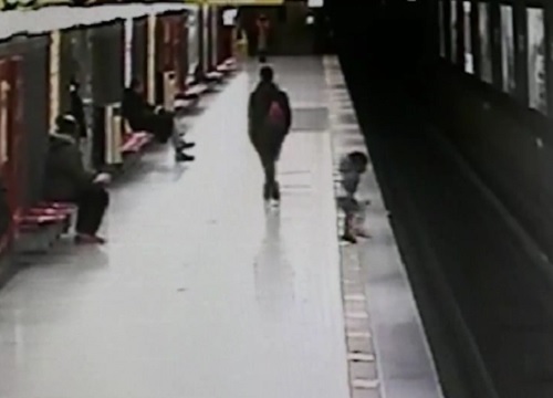 Bambino si getta sui binari della metropolitana di Milano
