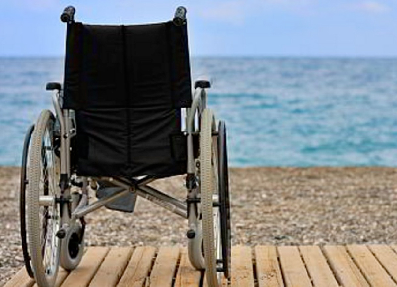 disabili carrozzina pedana spiaggia