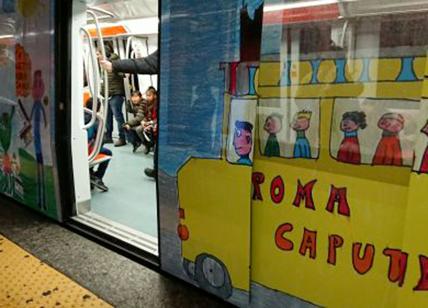 Atac, bambini decorano vagone della Metro A: il treno diventa un'opera d'arte
