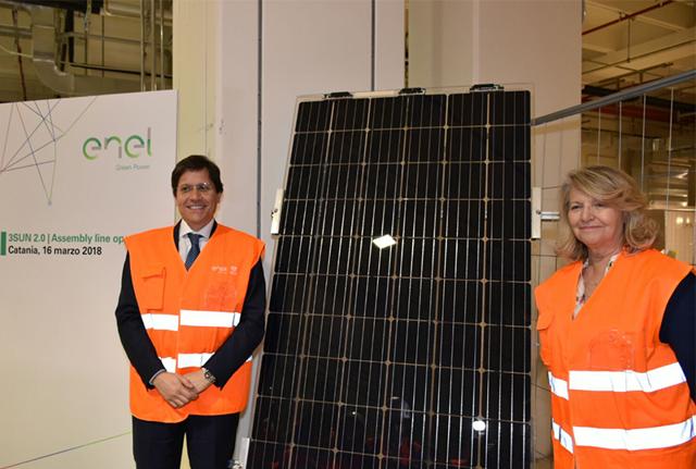 taglio del nastro della nuova linea di pannelli fotovoltaici della fabbrica 3SUN. Da sinistra: Antonio Cammisecra, Responsabile Enel Green Power, Patrizia Grieco, Presidente Enel, e Antonello Irace, Responsabile 3SUN taglio del nastro della nuova linea di pannelli fotovoltaici della fabbrica 3SUN. Da sinistra: Antonio Cammisecra, Responsabile Enel Green Power, Patrizia Grieco, Presidente Enel, e Antonello Irace, Responsabile 3SUN