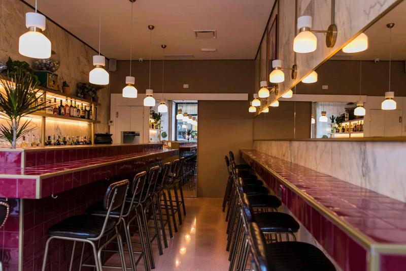 FILZ. Per gli amanti di un gustoso aperitivo il FILZ in Largo Crocetta 1 è una tappa obbligatoria. Un localino dal gusto vintage che affianca a cocktail fantasiosi ad ottimi spiedini. Il menù si compone di oltre 30 proposte che seguono la stagionalità degli ingredienti. Tra gli spiedini da provare c’è la rana pescatrice abbinata al fungo cardoncello, il cuore e il friggitello con la salsa di miso, lo gnocco di riso orientale con pera, zola e barbabietola, la Bombetta di Cisternino con paprika salentina; i Ciuffi di calamaro fritto con aioli alla menta e la Melanzana perlina, patate al lime e salsa di miso, per finire col “tiramiskewer” (il tiramisù allo spiedo). In lista 12 cocktails in carta proposti e rivisitati da Franco Tucci Ponti, con dei signature studiati solo per Filz . FILZ - Largo della Crocetta, 1 Milano