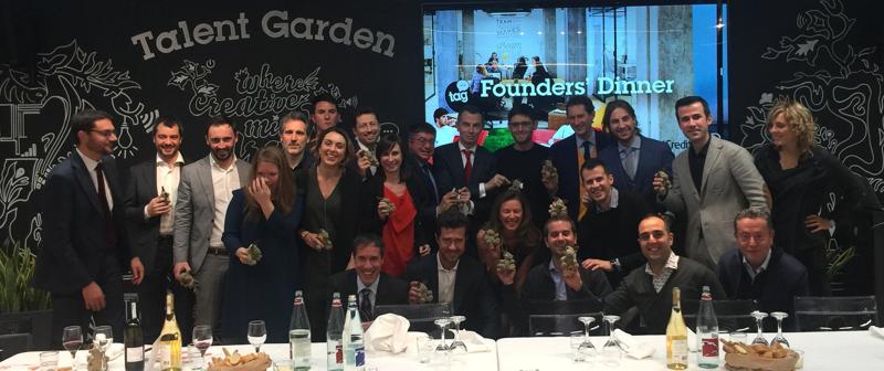 Foto di gruppo per una cena di networking di Founder's Club, progetto Unicredit che supporta la crescita di 50 scaleup. Foto di gruppo per una cena di networking di Founder's Club, progetto Unicredit che supporta la crescita di 50 scaleup.