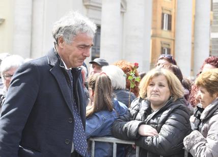 Funerali Frizzi tra lacrime e ricordi. Piazza del Popolo, migliaia di persone