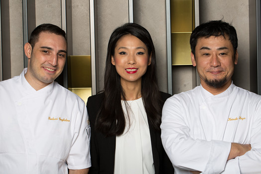 GONG – ORIENTAL ATTITUDE. Gong deve il suo nome ai grandi, imponenti gong in onice decorativi che troneggiano nella sala, scenografici e discreti allo stesso tempo, per dar vita ad un ambiente raffinato. Lo stile gastronomico attinge alla tradizione secolare della più ricca e antica cucina orientale, quella cinese, per proiettarla direttamente nel futuro, giocando con le consistenze, gli ingredienti e le contaminazioni. Entrano in gioco le tecniche di cucina più moderne - spume, sifoni, cotture a bassa temperatura, marinature, sferificazioni, - che rendono gli ingredienti della cucina cinese contemporanei ed internazionali. Le connotazioni geografiche si fanno sempre più labili, per lasciar parlare la tecnica e l’ispirazione che deriva dall’esperienza globale delle menti creative impegnate in cucina, gli chef Guglielmo Paolucci e Keisuke Goga. Un connubio possibile grazie alla grande esperienza e allo spirito di avventura di Giulia Liu, titolare di Gong, che attinge alle sue origini in bilico tra Cina e Italia e infonde tutta la ricchezza delle sue personali contaminazioni culturali allo spirito del ristorante. L’eleganza e la tecnica del grande Oriente, rappresentato da Keisuke Koga, si mescola con la raffinatezza europea che va dal gusto italiano fino alla tecnica francese, di Guglielmo Paolucci, per dare vita a uno stile di grande respiro internazionale. GONG – ORIENTAL ATTITUDE - Corso Concordia 8, Milano TEL. 02.7602.3873
