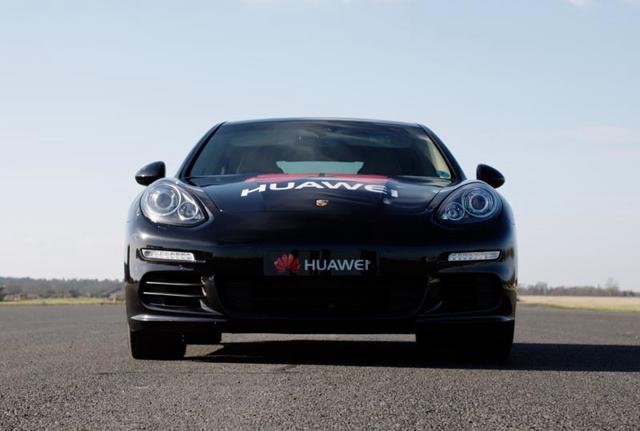Intelligenza artificiale al volante: Huawei presenta la prima auto guidata da uno smartphone. Il progetto RoadReader con la Porsche Panamera. Intelligenza artificiale al volante: Huawei presenta la prima auto guidata da uno smartphone. Il progetto RoadReader con la Porsche Panamera.