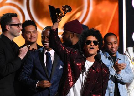 Grammy Awards 2018 anti-molestie: star con la rosa bianca a sostegno di #Metoo