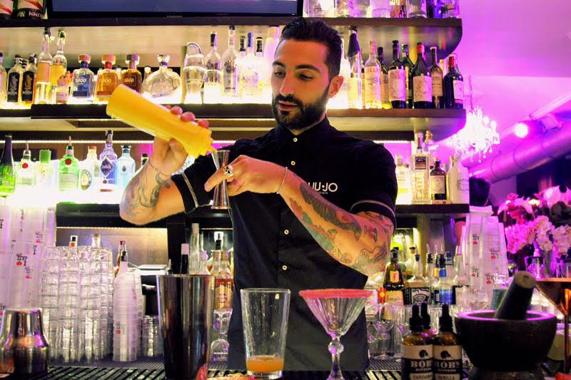 JAZZ CAFÈ. Location storica nel cuore pulsante di Corso Sempione,il Jazz Cafè è un vero e proprio fiore all’occhiello della notte milanese, il luogo ideale dove trascorrere piacevoli serate all’insegna del divertimento sfrenato,immersi in un'atmosfera frizzante ed esclusiva. Le diverse sale, disposte su due piani, si prestano ad accogliere gli eventi più disparati, dalle feste più esclusive alle cene romantiche, dai pranzi di lavoro alle serate a tema. Tutte le sere, il dopocena del Jazz Cafè si anima con il djset di musica commerciale che scatena le danze fra i tavoli. JAZZ CAFÈ - Corso Sempione,8 Tel: 02.33604039 -www.jazzcafe.it - www.ristorantejazzcafe.com