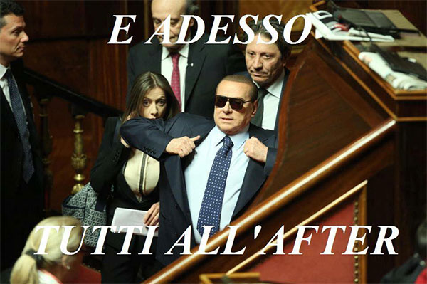 Dalla pagina Facebook: Gli occhiali di Silvio Berlusconi Dalla pagina Facebook: Gli occhiali di Silvio Berlusconi