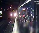 Metro B, spinge una donna sui binari. Il video shock dell'incidente